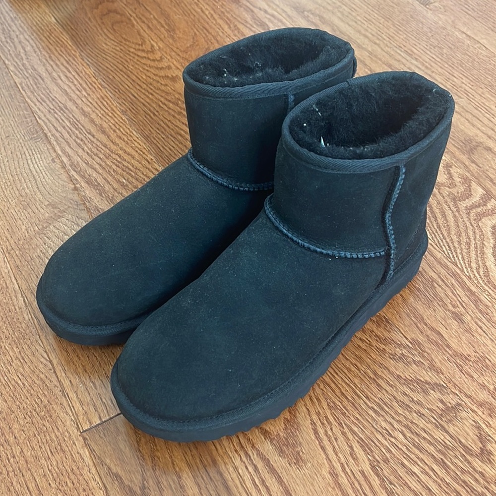 Woman’s classic mini black uggs